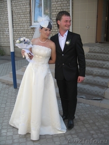 Продам свадебное платье и шляпку,цена 7 тысяч рублей - Изображение #1, Объявление #46560