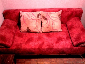 Продажа дивана в хорошем состоянии, б/у 1.5 года, цвет малиновый - Изображение #1, Объявление #378850